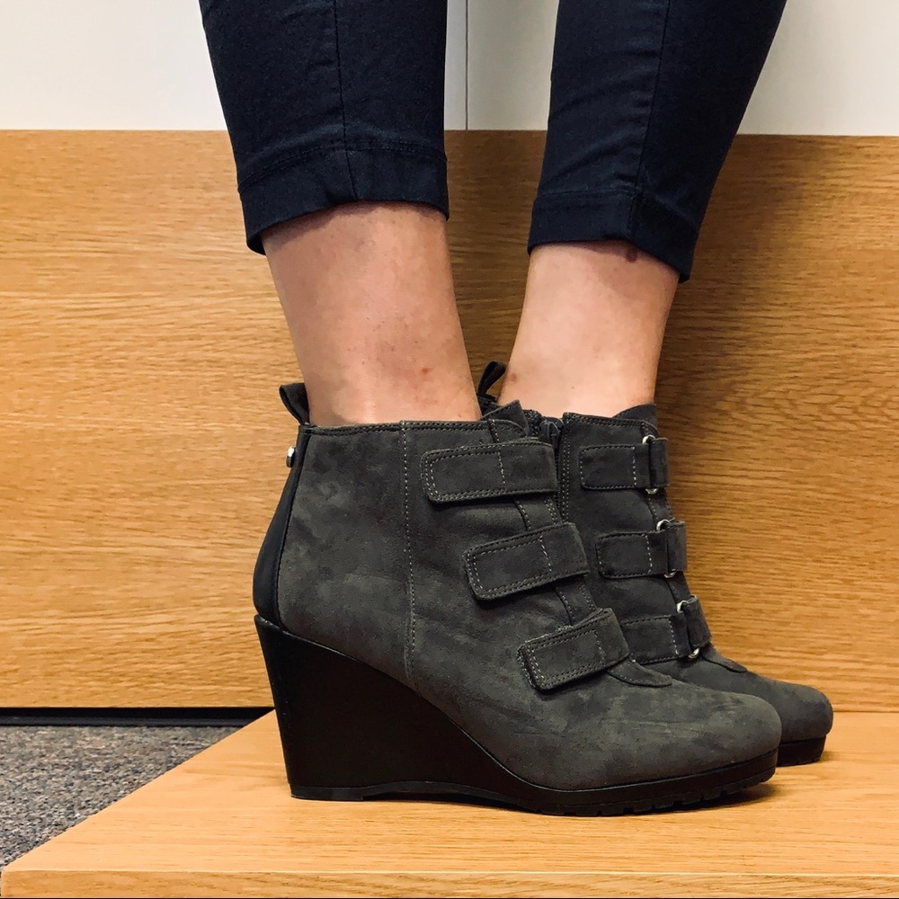 🐿 NEW Dana Buchman Wedge Booties